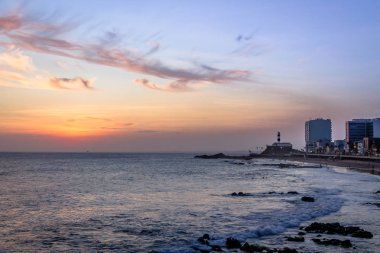 Farol da Barra (Barra Lightouse) arka plan - Salvador, Bahia, Brezilya ile Barra plaj gün batımında