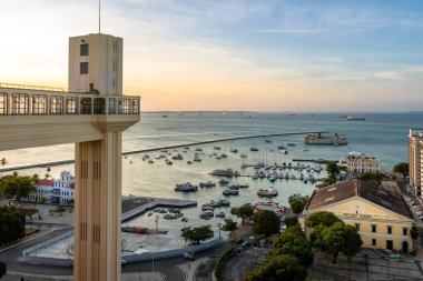 Salvador, Brezilya - 15 Kasım 2015: Elevador Lacerda (Lacerda Elevator) ve Mercado Modelo - Salvador, Bahia, Brezilya