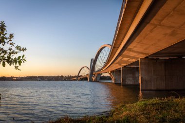 JK Köprüsü ve Paranoa göl günbatımı - Brasilia, Distrito Federal, Brezilya