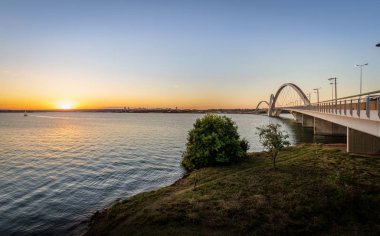 JK Köprüsü ve Paranoa göl günbatımı - Brasilia, Distrito Federal, Brezilya