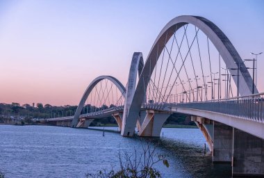 JK Köprüsü ve Paranoa göl günbatımı - Brasilia, Distrito Federal, Brezilya