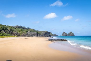 Morro Dois Irmaos ve Americano Sahili (Praia do Americano) - Fernando de Noronha, Pernambuco, Brezilya