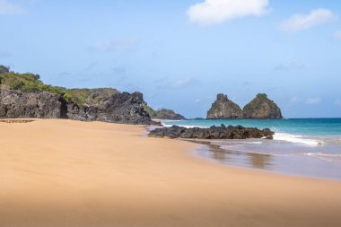 Morro Dois Irmaos ve Americano Sahili (Praia do Americano) - Fernando de Noronha, Pernambuco, Brezilya