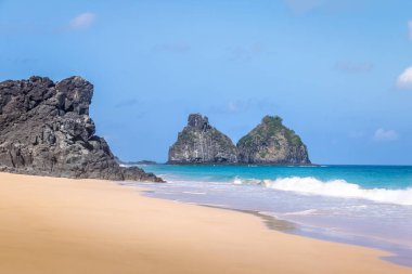 Morro Dois Irmaos ve Americano Sahili (Praia do Americano) - Fernando de Noronha, Pernambuco, Brezilya