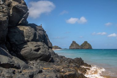 Morro Dois Irmaos ve Americano Sahili (Praia do Americano) - Fernando de Noronha, Pernambuco, Brezilya