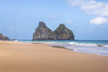 Morro Dois Irmaos ve Quixaba Plajı (Praia da Quixaba) - Fernando de Noronha, Pernambuco, Brezilya