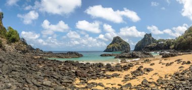 Baia dos Porcos Beach ve Morro Dois Irmaos 'un panoramik manzarası - Fernando de Noronha, Pernambuco, Brezilya