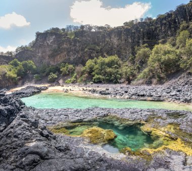 Baia dos Porcos Plajı 'ndaki Doğal Havuz Fernando de Noronha, Pernambuco, Brezilya