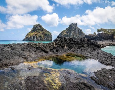 Baia dos Porcos Plajı 'ndaki Doğal Havuz ve Morro Dois Irmaos - Fernando de Noronha, Pernambuco, Brezilya