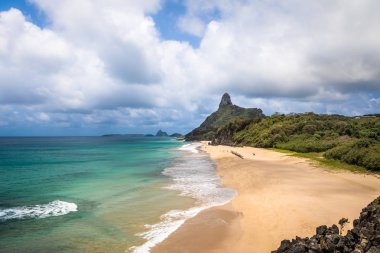 İç Deniz (Mar de Dentro) Plajları ve Morro do Pico havadan görünümü - Fernando de Noronha, Pernambuco, Brezilya