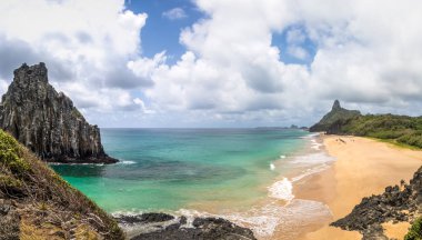 Morro Dois Irmaos, Morro do Pico ve İç Deniz 'in (Mar de Dentro) panoramik manzarası - Fernando de Noronha, Pernambuco, Brezilya