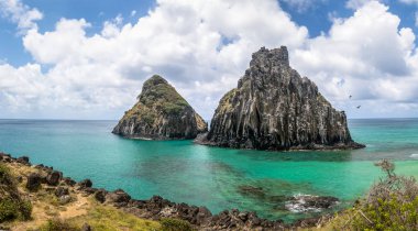 Baia dos Porcos Plajı 'ndaki Morro Dois Irmaos' un hava manzarası Fernando de Noronha, Pernambuco, Brezilya