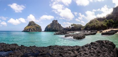 Baia dos Porcos Beach ve Morro Dois Irmaos 'un panoramik manzarası - Fernando de Noronha, Pernambuco, Brezilya
