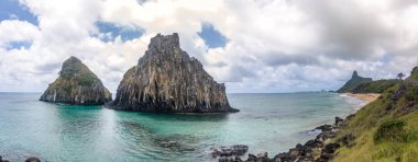 Morro Dois Irmaos, Morro do Pico ve İç Deniz 'in (Mar de Dentro) panoramik manzarası - Fernando de Noronha, Pernambuco, Brezilya