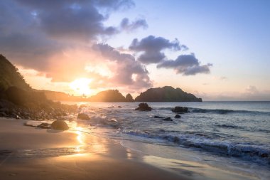 Praia do Cachorro Plajı 'nda gün batımı Fernando de Noronha, Pernambuco, Brezilya