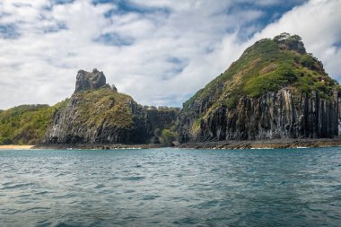 Morro Dois Irmaos iç denizdeki bir tekneden (Mar de Dentro) - Fernando de Noronha, Pernambuco, Brezilya