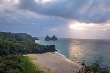 Gün batımı görünümü Praia ve Morro ipe Irmaos yapmak Americano Beach Boldro kale (Boldro Forte yapmak) bakış açısı - Fernando de Noronha, Pernambuco, Brezilya