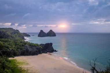 Gün batımı görünümü Praia ve Morro ipe Irmaos yapmak Americano Beach Boldro kale (Boldro Forte yapmak) bakış açısı - Fernando de Noronha, Pernambuco, Brezilya