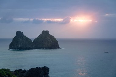 Morro ipe Irmaos Boldro kale üzerinden günbatımı görünümünü (Boldro Forte yapmak) bakış açısı - Fernando de Noronha, Pernambuco, Brezilya