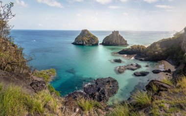 Baia dos Porcos ve Morro Dois Irmaos 'un hava manzarası - Fernando de Noronha, Pernambuco, Brezilya