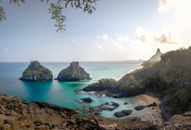 Baia dos Porcos, Morro Dois Irmaos ve Morro do Pico 'nun hava manzarası - Fernando de Noronha, Pernambuco, Brezilya