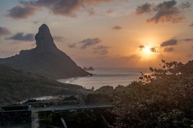 Nossa Senhora dos Remedios Kalesi 'nden Sunset View ve Morro do Pico arka planda Fernando de Noronha, Pernambuco, Brezilya