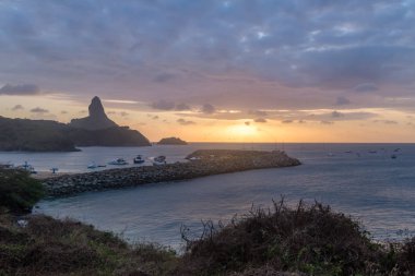 Fernando de Noronha Morro ile gün batımı görünümü yapmak Pico ve Santo Antonio Port - Fernando de Noronha, Pernambuco, Brezilya