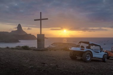 Arabaları ve gün batımı manzaralı Şapel Sao Pedro dos Pescadores Morro ile Pico üzerinde arka plan - Fernando de Noronha, Pernambuco, Brezilya yapmak
