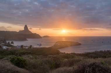 Fernando de Noronha Morro ile gün batımı görünümü yapmak Pico ve Santo Antonio Port - Fernando de Noronha, Pernambuco, Brezilya