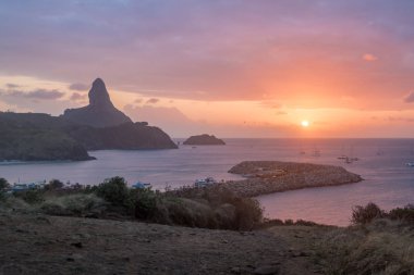 Fernando de Noronha Morro ile gün batımı görünümü yapmak Pico ve Santo Antonio Port - Fernando de Noronha, Pernambuco, Brezilya
