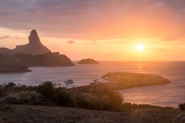 Fernando de Noronha Morro ile gün batımı görünümü yapmak Pico ve Santo Antonio Port - Fernando de Noronha, Pernambuco, Brezilya