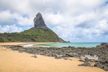 Praia da Conceicao Sahili ve Morro do Pico - Fernando de Noronha, Pernambuco, Brezilya