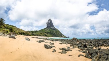 Praia da Conceicao Beach ve Morro manzarayı mı Pico - Fernando de Noronha, Pernambuco, Brezilya