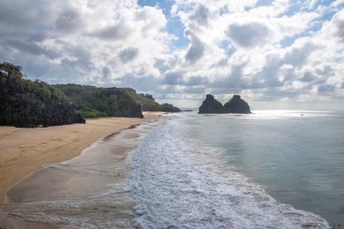 Morro Dois Irmaos ve Praia do Americano Fernando de Noronha, Pernambuco, Brezilya