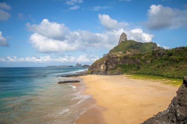 Praia do Americano Beach ve Morro do Pico arka planda Fernando de Noronha, Pernambuco, Brezilya