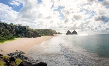Morro Dois Irmaos ve Praia do Americano Fernando de Noronha, Pernambuco, Brezilya