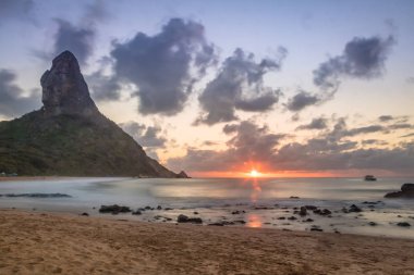 Praia da Conceicao Plajı 'nda gün batımında Morro do Pico arka planda Fernando de Noronha, Pernambuco, Brezilya
