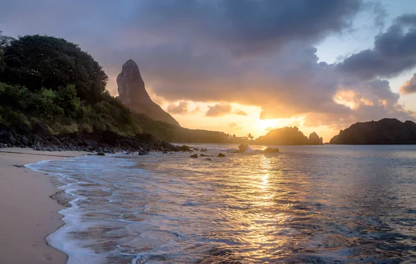 Praia do Cachorro Plajı 'nda gün batımında Morro do Pico arka planda Fernando de Noronha, Pernambuco, Brezilya