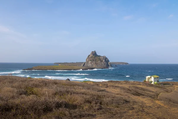 コーブ Enseada Dos トゥバロンイス保留 とセカンダリ諸島を表示 フェルナンド ノローニャ ブラジルのペルナンブコ — ストック写真