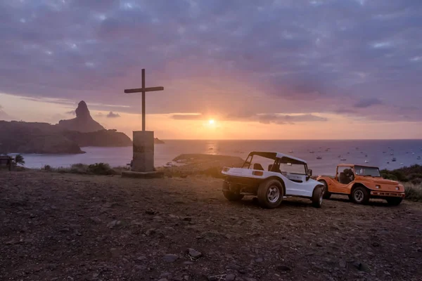 Arabaları ve gün batımı manzaralı Şapel Sao Pedro dos Pescadores Morro ile Pico üzerinde arka plan - Fernando de Noronha, Pernambuco, Brezilya yapmak