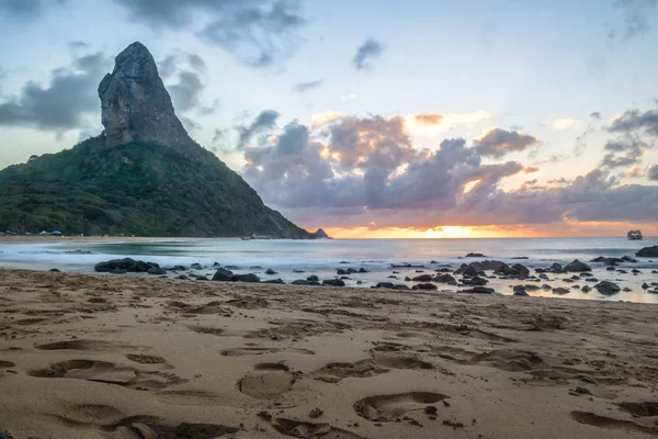 Praia da Conceicao Plajı 'nda gün batımında Morro do Pico arka planda Fernando de Noronha, Pernambuco, Brezilya