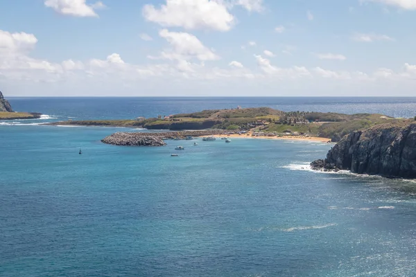 Porto de Santo Antonio (Santo Antonio bağlantı noktası) ve plaj - Fernando de Noronha, Pernambuco, Brezilya havadan görünümü