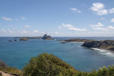 Porto de Santo Antonio (Santo Antonio bağlantı noktası) ve adacıkları - Fernando de Noronha, Pernambuco, Brezilya Hava görünümünü