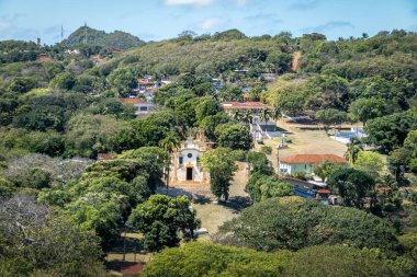 Vila DOS Remedios ve Nossa Senhora dos Remedios kilise - Fernando de Noronha, Pernambuco, Brezilya havadan görünümü