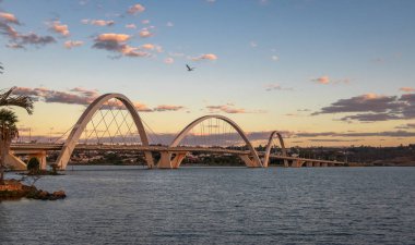 JK Köprüsü ve Paranoa göl günbatımı - Brasilia, Distrito Federal, Brezilya