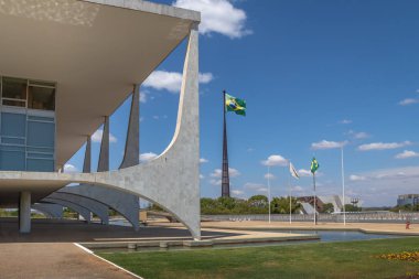 Brasilia, Brezilya - 26 Ağustos 2018: Planalto Sarayı ve Brezilya bayrağı - Brasilia, Distrito Federal, Brezilya