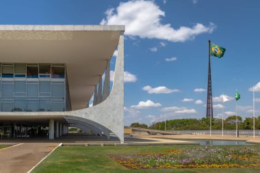 Brasilia, Brezilya - 26 Ağustos 2018: Planalto Sarayı ve Brezilya bayrağı - Brasilia, Distrito Federal, Brezilya