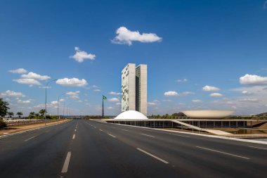 Brasilia, Brezilya - 26 Ağustos 2018: Anıtsal eksen (Eixo anıtsal) Avenue ve Brezilya Ulusal Kongresi - Brasilia, Distrito Federal, Brezilya
