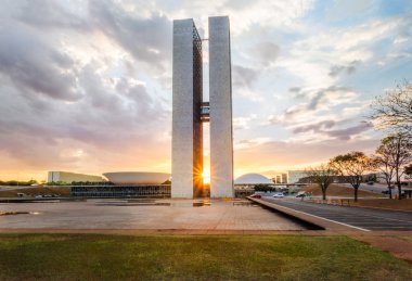Brasilia, Brasil - 26 Ağustos 2018: Gün batımında Brezilya Ulusal Kongresi - Brasilia, Distrito Federal, Brezilya