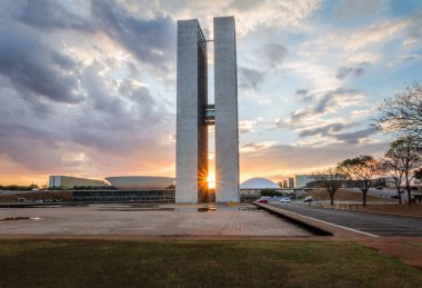 Brasilia, Brasil - 26 Ağustos 2018: Gün batımında Brezilya Ulusal Kongresi - Brasilia, Distrito Federal, Brezilya